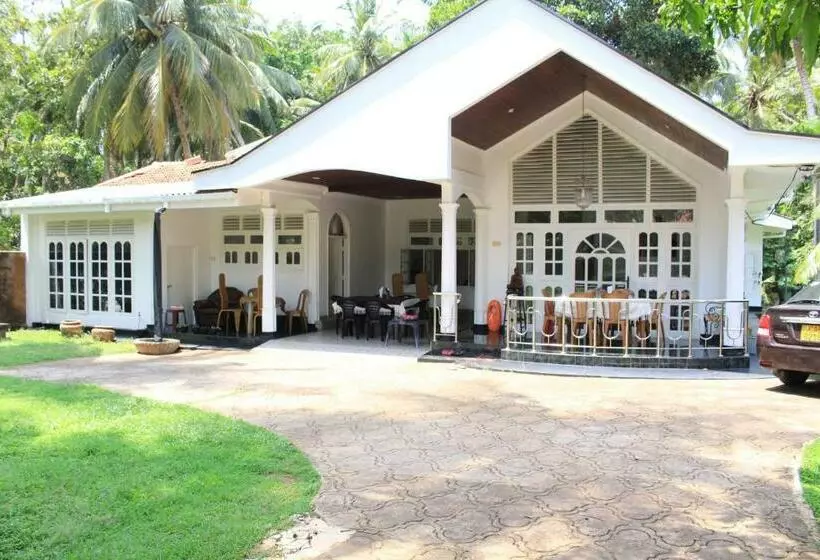 ペンション Tropical Colonial Retreat Minutes From The Beach