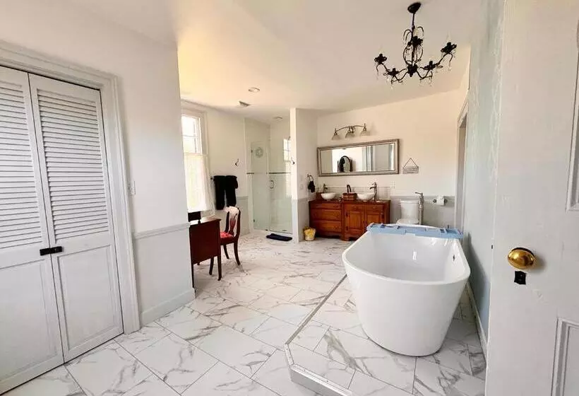 The Sunnyside Sisters Bed And Breakfast