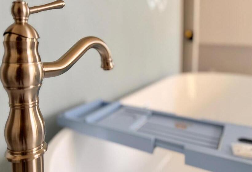 The Sunnyside Sisters Bed And Breakfast