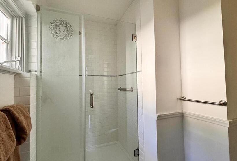 The Sunnyside Sisters Bed And Breakfast