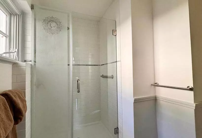 The Sunnyside Sisters Bed And Breakfast