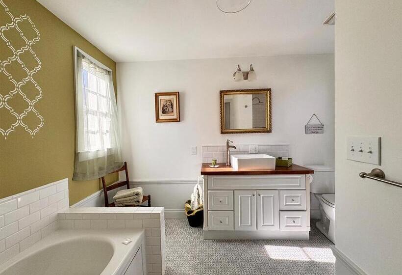 The Sunnyside Sisters Bed And Breakfast