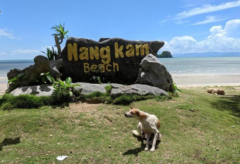 הוסטל Baan Suchanuch