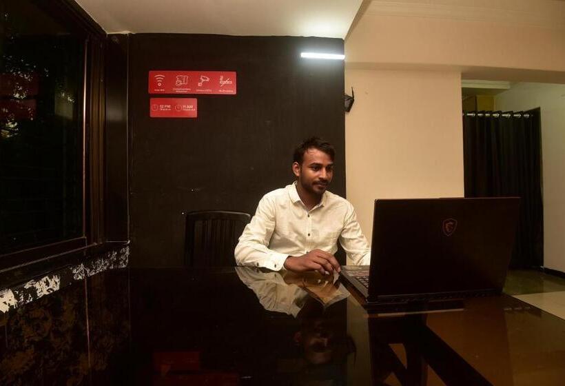 ホテル Oyo 19160 Dev Shelter