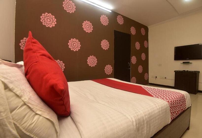 ホテル Oyo 19160 Dev Shelter