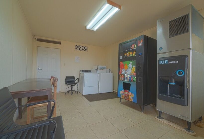 فندق على الطريق Stamford Inn