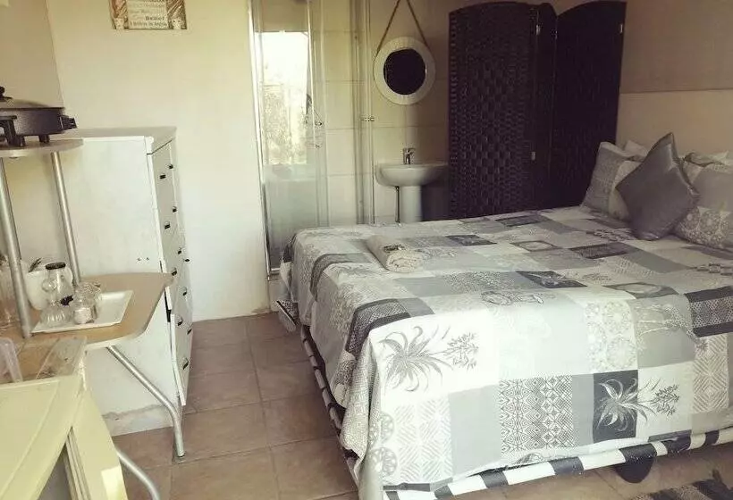 هتل At Home Guesthouse