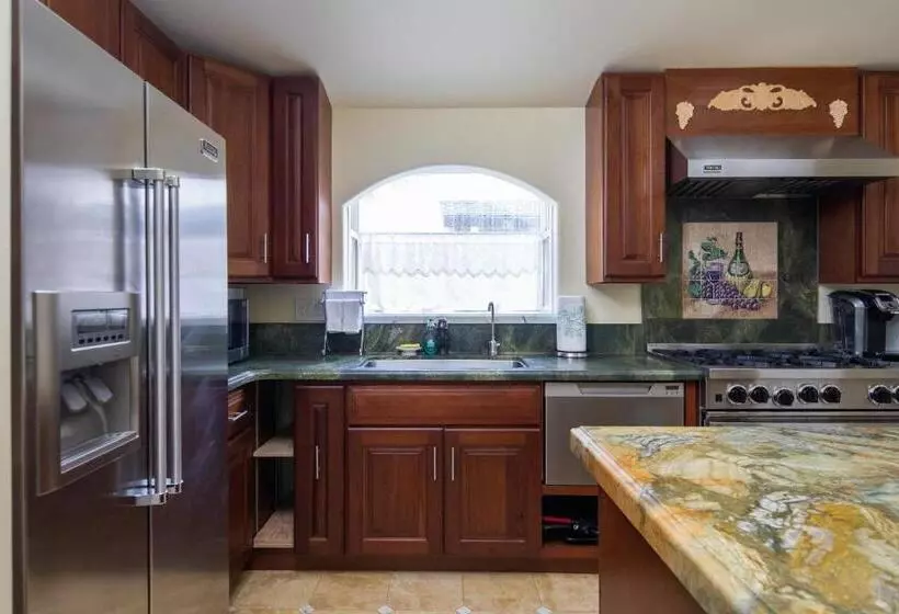 Aamiaismajoitus (B&B) The Vendange Carmel Inn & Suites