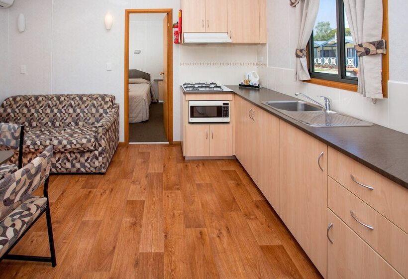 فندق Big4 Whiters Holiday Village