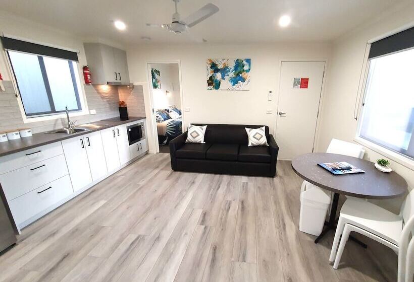 فندق Big4 Whiters Holiday Village