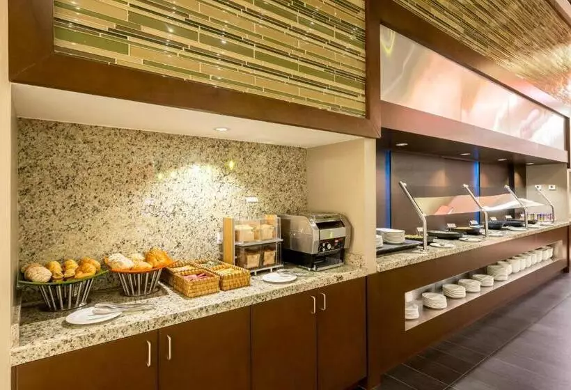 Отель Courtyard By Marriott Ciudad Del Carmen Campeche