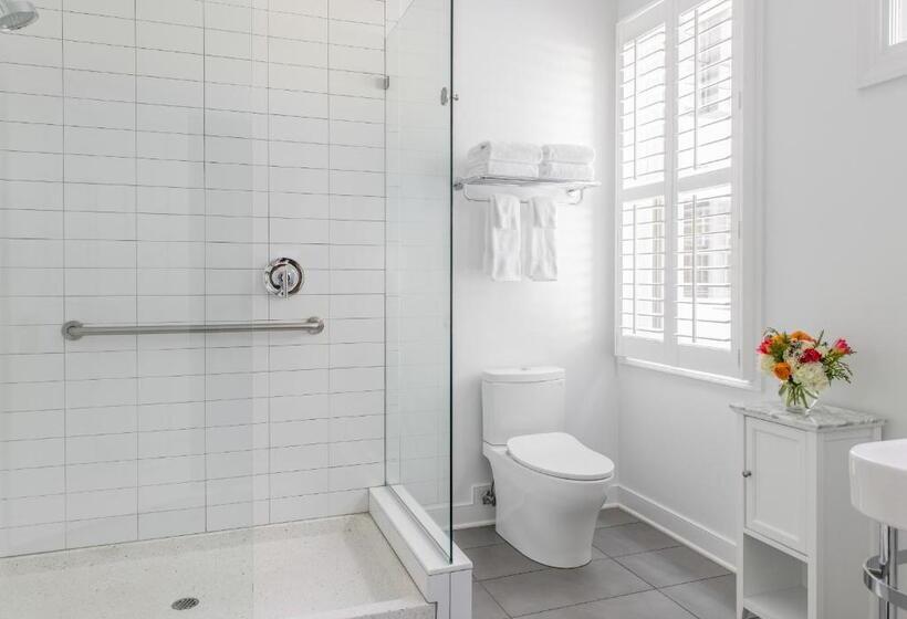 Отель Oakhurst Inn At The University