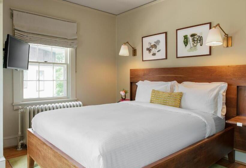 Отель Oakhurst Inn At The University