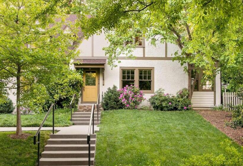 Отель Oakhurst Inn At The University