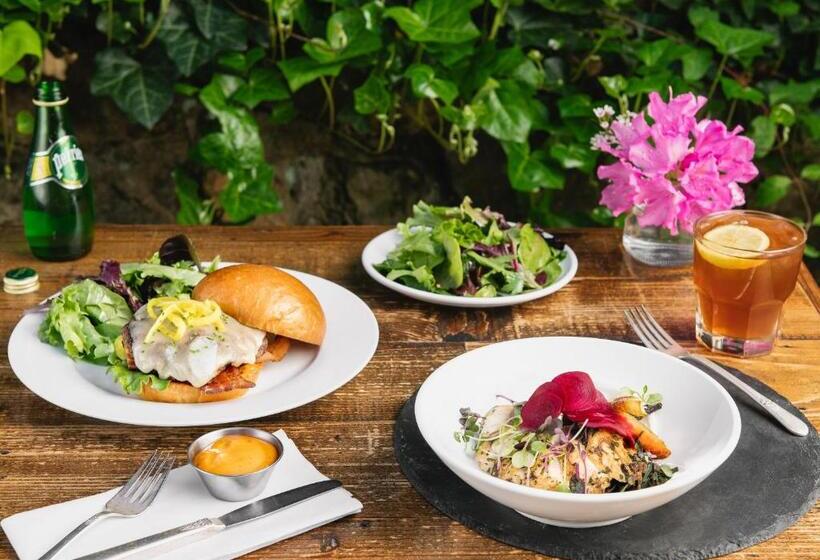 Отель Oakhurst Inn At The University