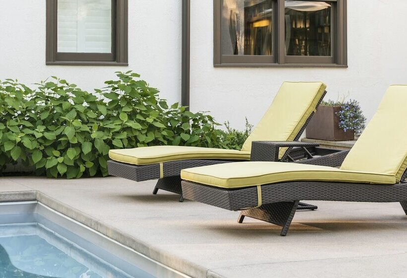 Отель Oakhurst Inn At The University