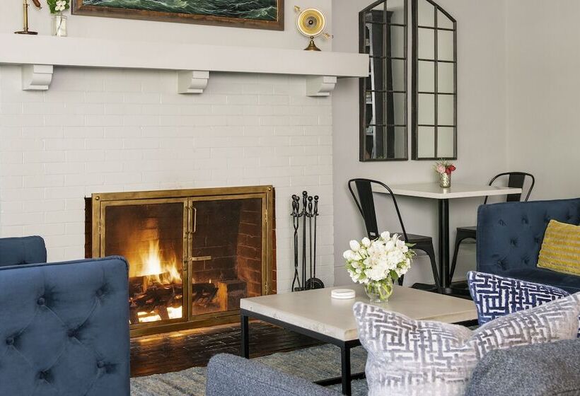 Отель Oakhurst Inn At The University