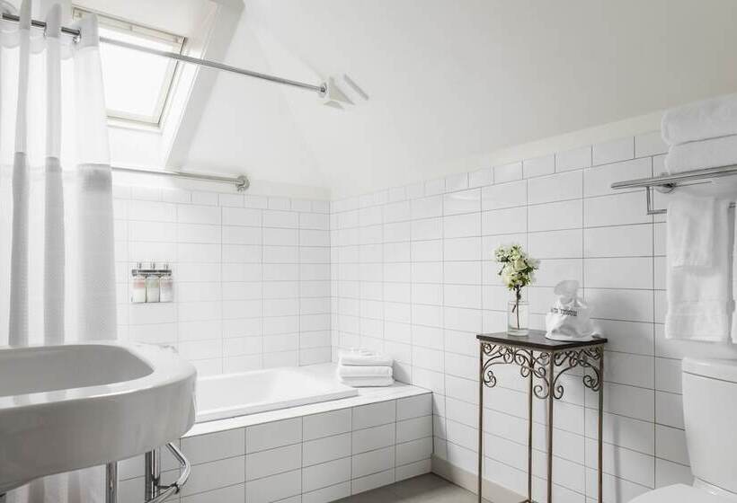 Отель Oakhurst Inn At The University