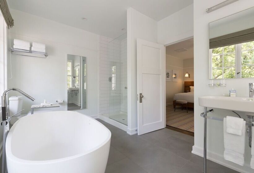 Отель Oakhurst Inn At The University