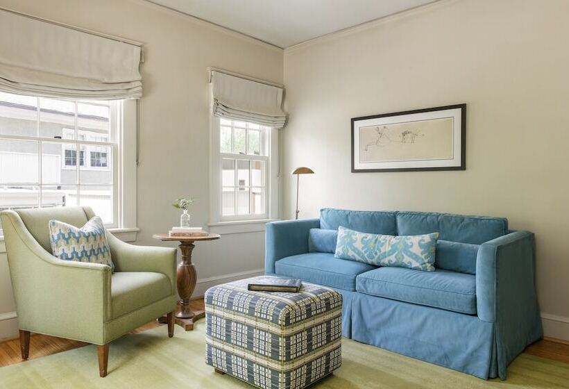 Отель Oakhurst Inn At The University