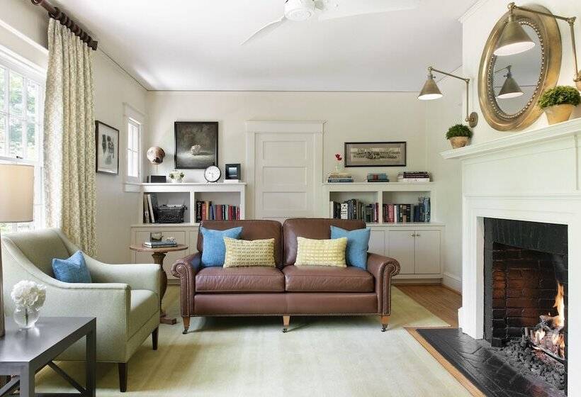 Отель Oakhurst Inn At The University