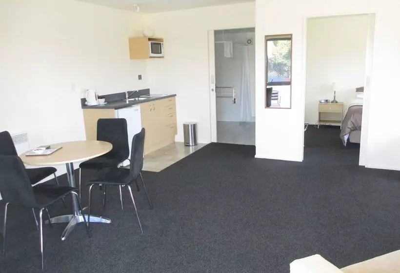 Motelli Bay Crest Motor Lodge