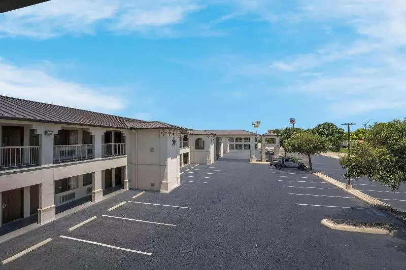 汽车旅馆  Hill Country Inn And Suites