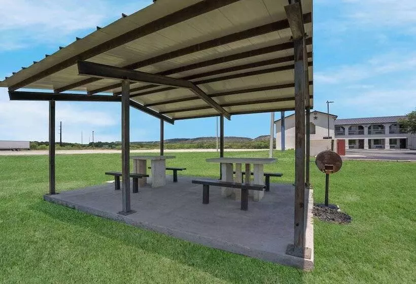 汽车旅馆  Hill Country Inn And Suites