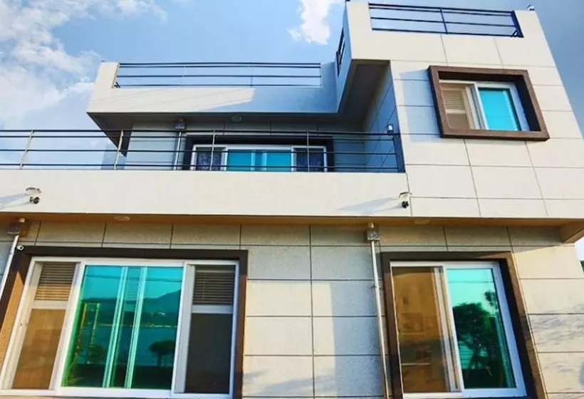 هتل Yeosu Baekya Sea Pension