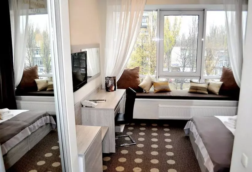 هتل Ambassador Plaza