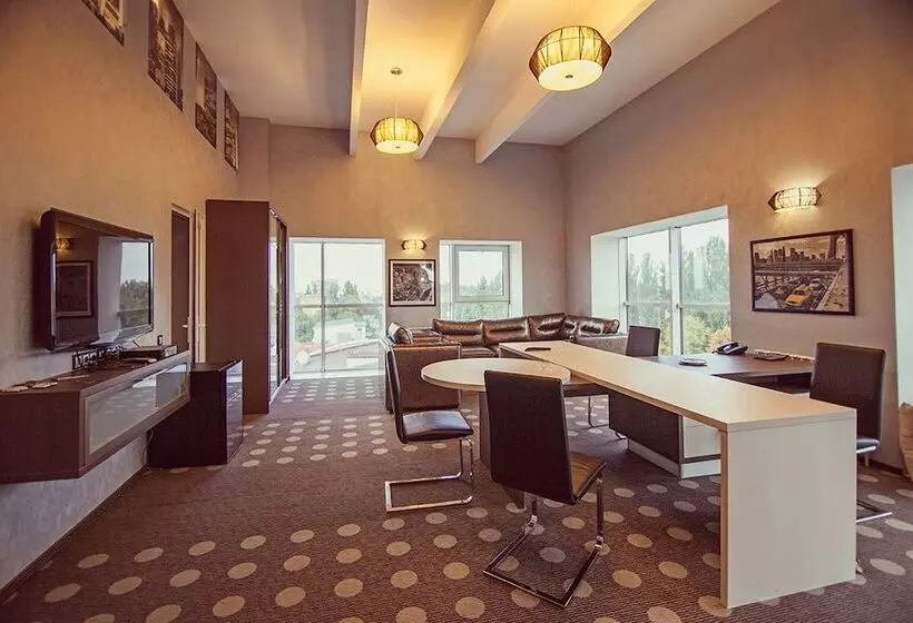 هتل Ambassador Plaza