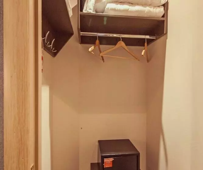 هتل Ambassador Plaza