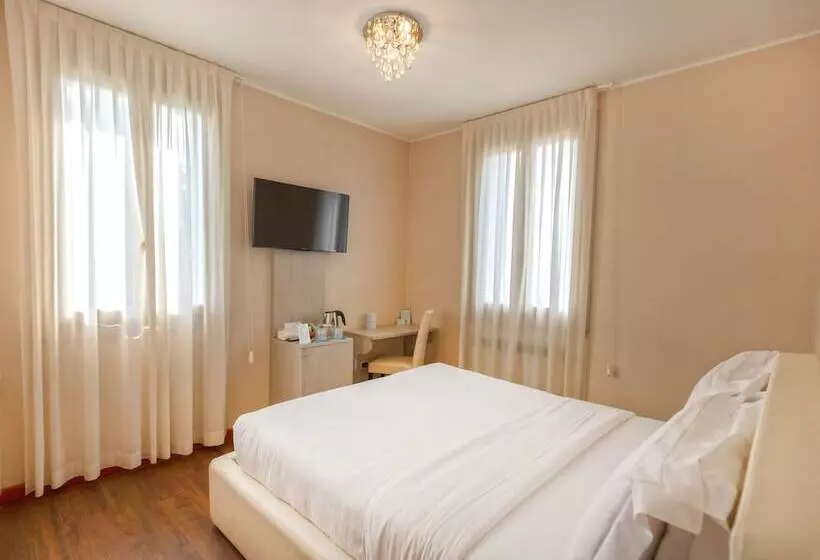 Отель Gardone Palace