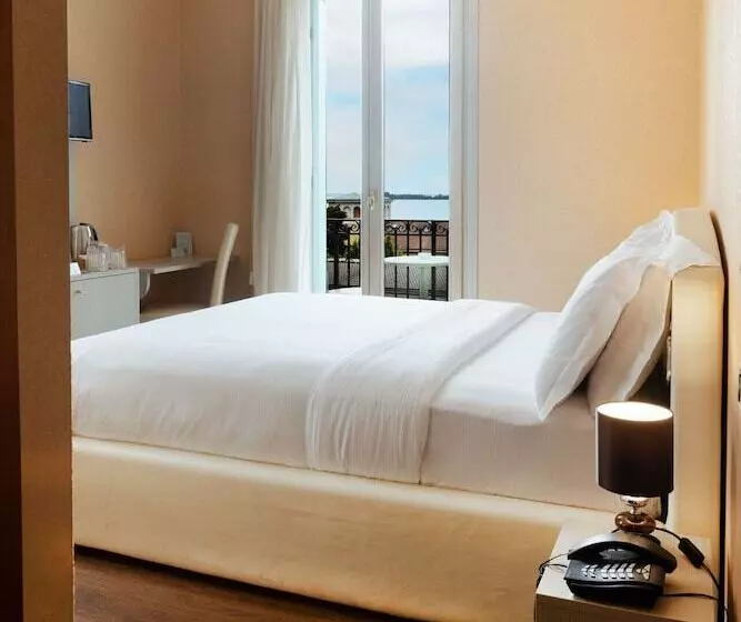 Отель Gardone Palace