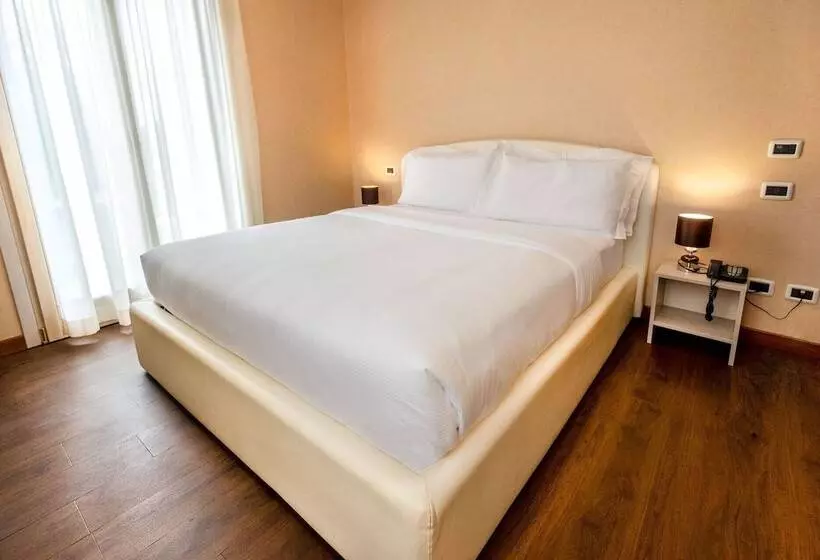 Отель Gardone Palace