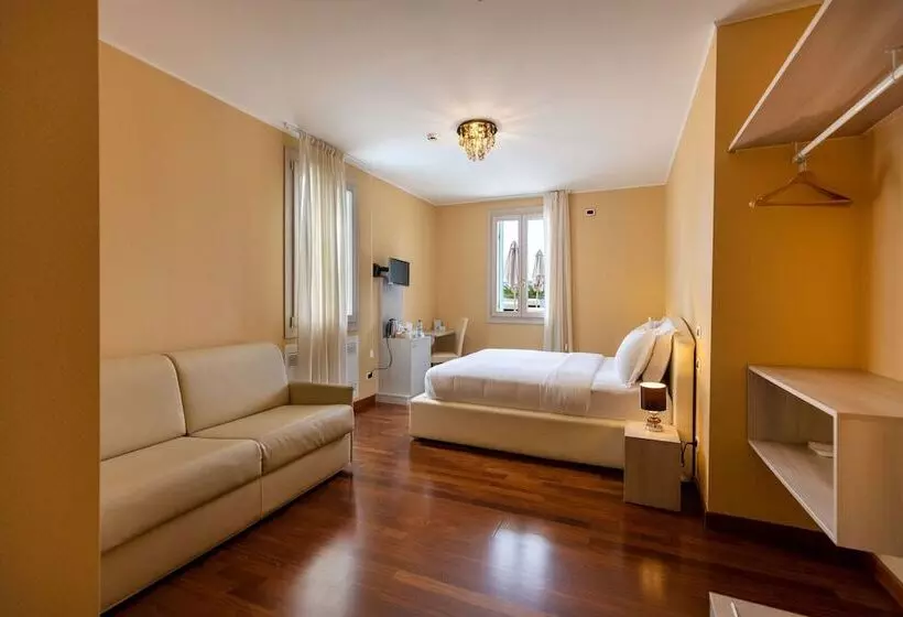 Отель Gardone Palace