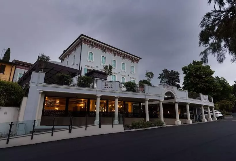 Отель Gardone Palace