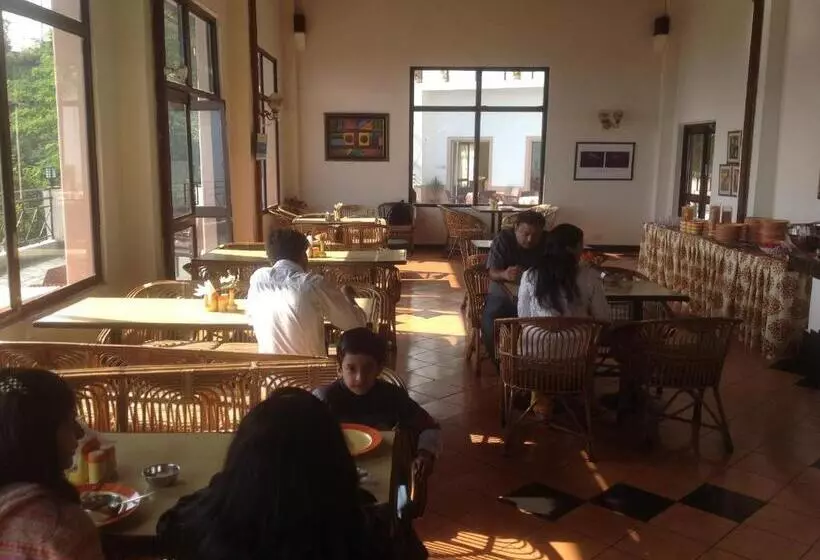 Отель Woodsvilla Resort