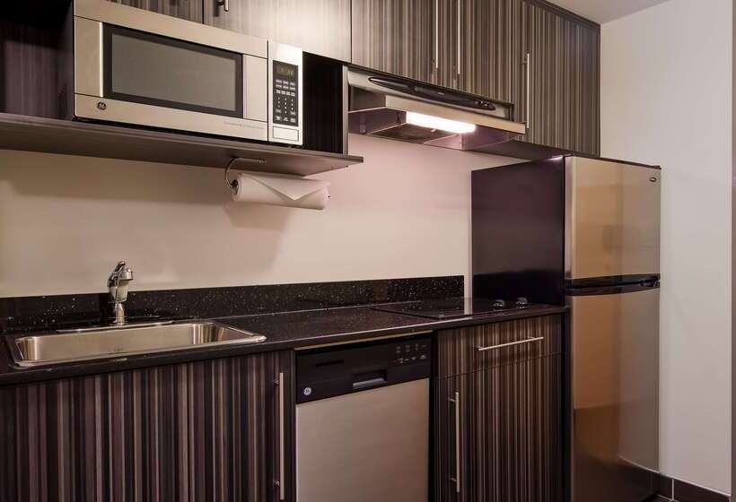 هتل Best Western Plus Airport Inn & Suites