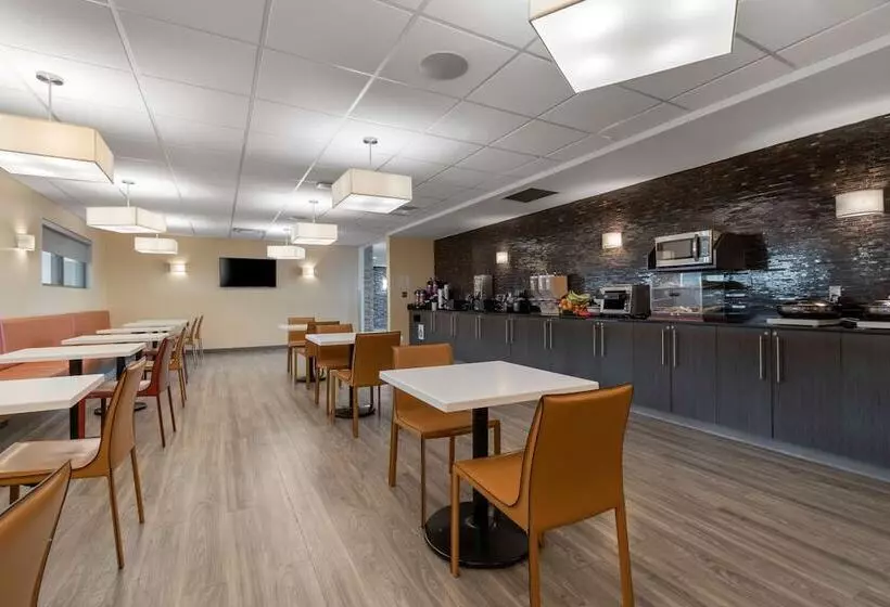 בית מלון כפרי Best Western Plus Airport Inn & Suites