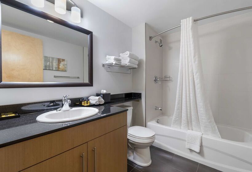 هتل Best Western Plus Airport Inn & Suites