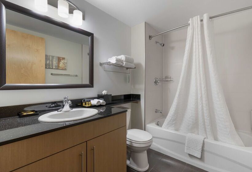 هتل Best Western Plus Airport Inn & Suites