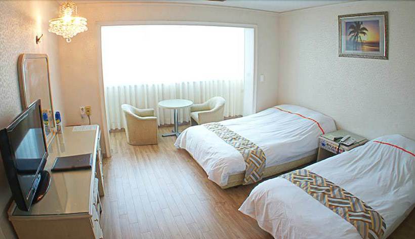 Hotel Jeju Honeycrown