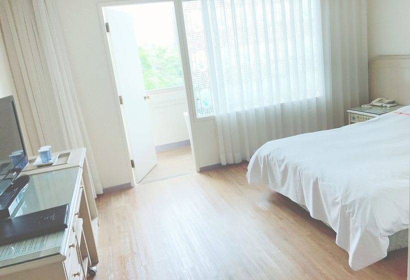 Hotel Jeju Honeycrown