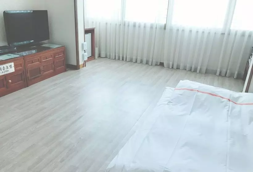 Hotel Jeju Honeycrown