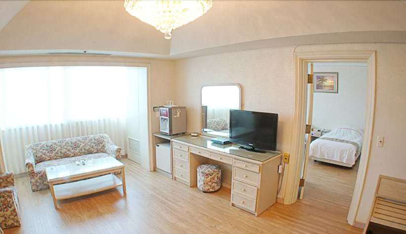 Hotel Jeju Honeycrown