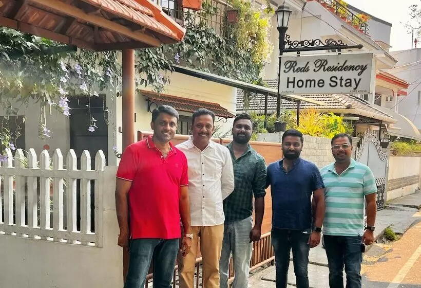 Hotel Reds Residency Homestay