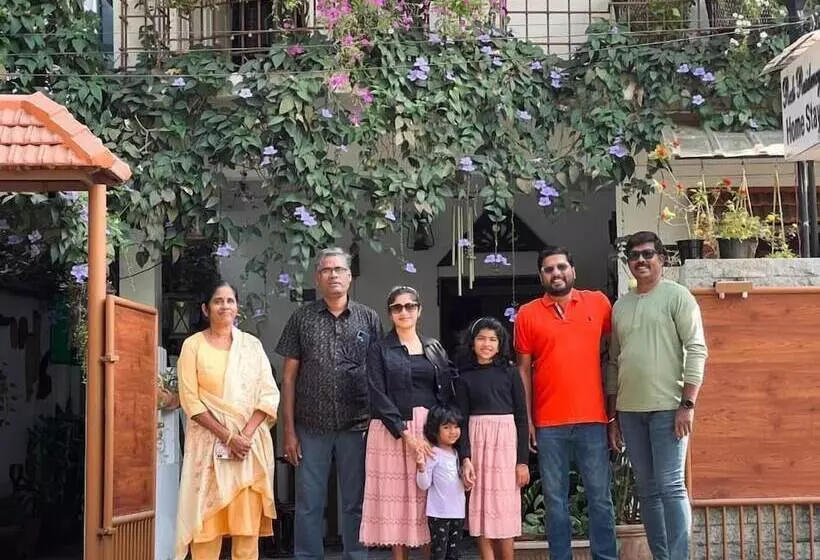 Hotel Reds Residency Homestay