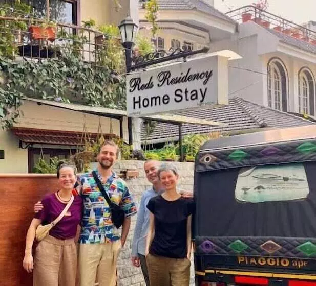 Hotel Reds Residency Homestay