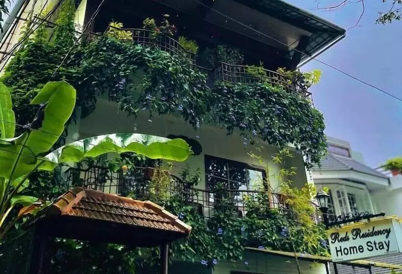 Hotel Reds Residency Homestay